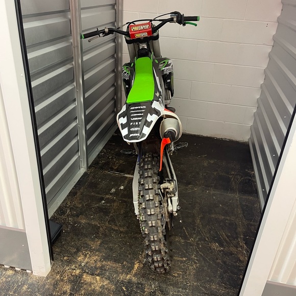 Kawasaki kx250f. It needs new bottom end crankcase and crankshaft - Picture 4 of 7